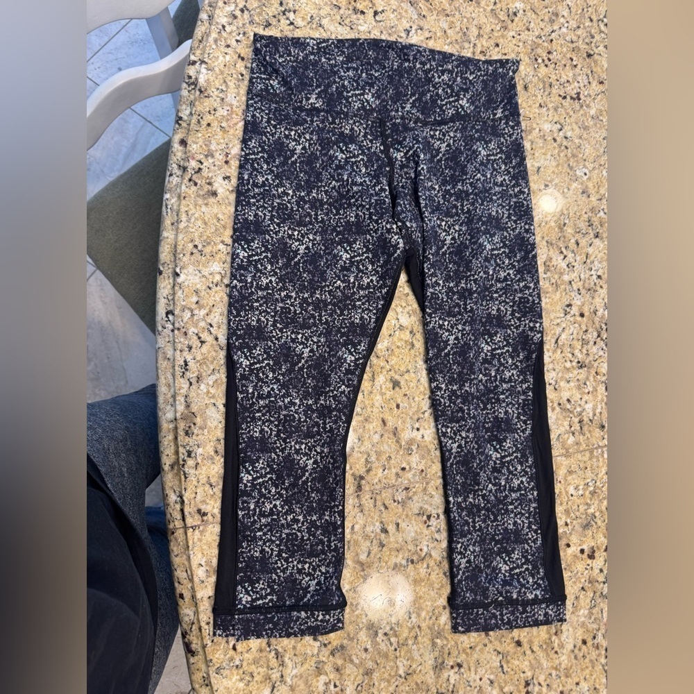 Lululemon size 8 Stylish Black and White Leggings cropped just below knee